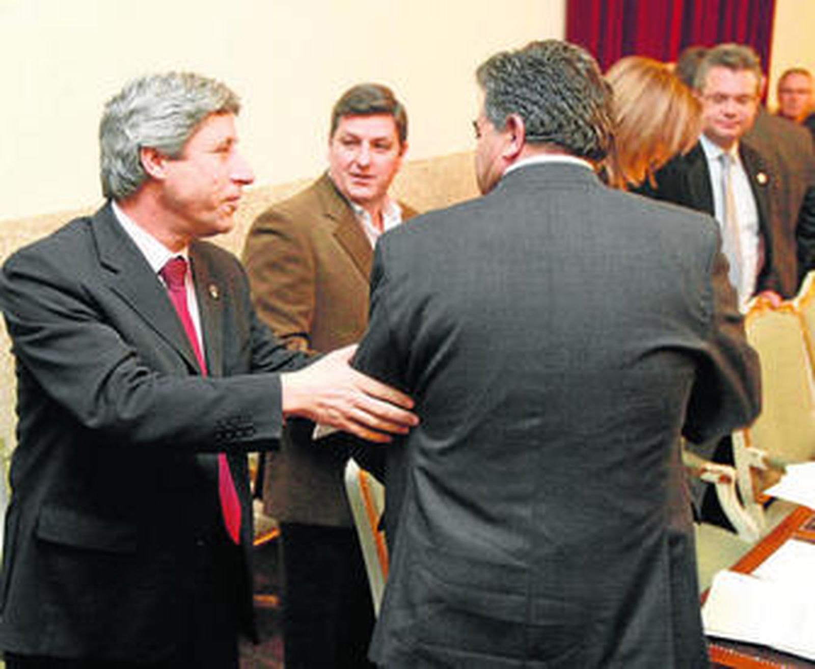 Francisco Pulido saluda a Telesforo Flores antes del comienzo del último Pleno de la Diputación.