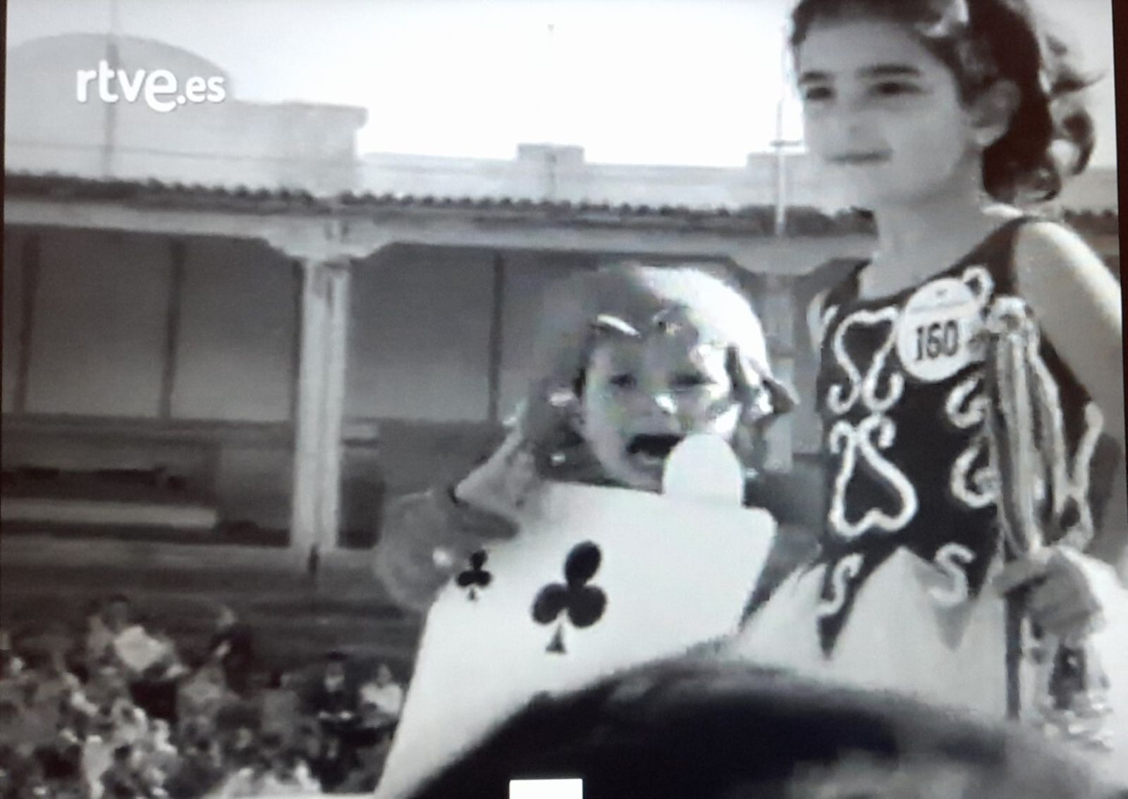 Dos niños en el concurso de disfraces en la plaza de toros de Cádiz en el documental 'Fiesta', 1967