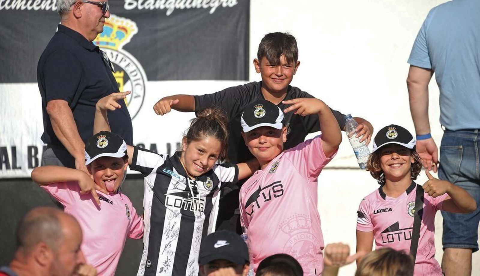 Jóvenes hinchas de la Balona, en la grada del Municipal