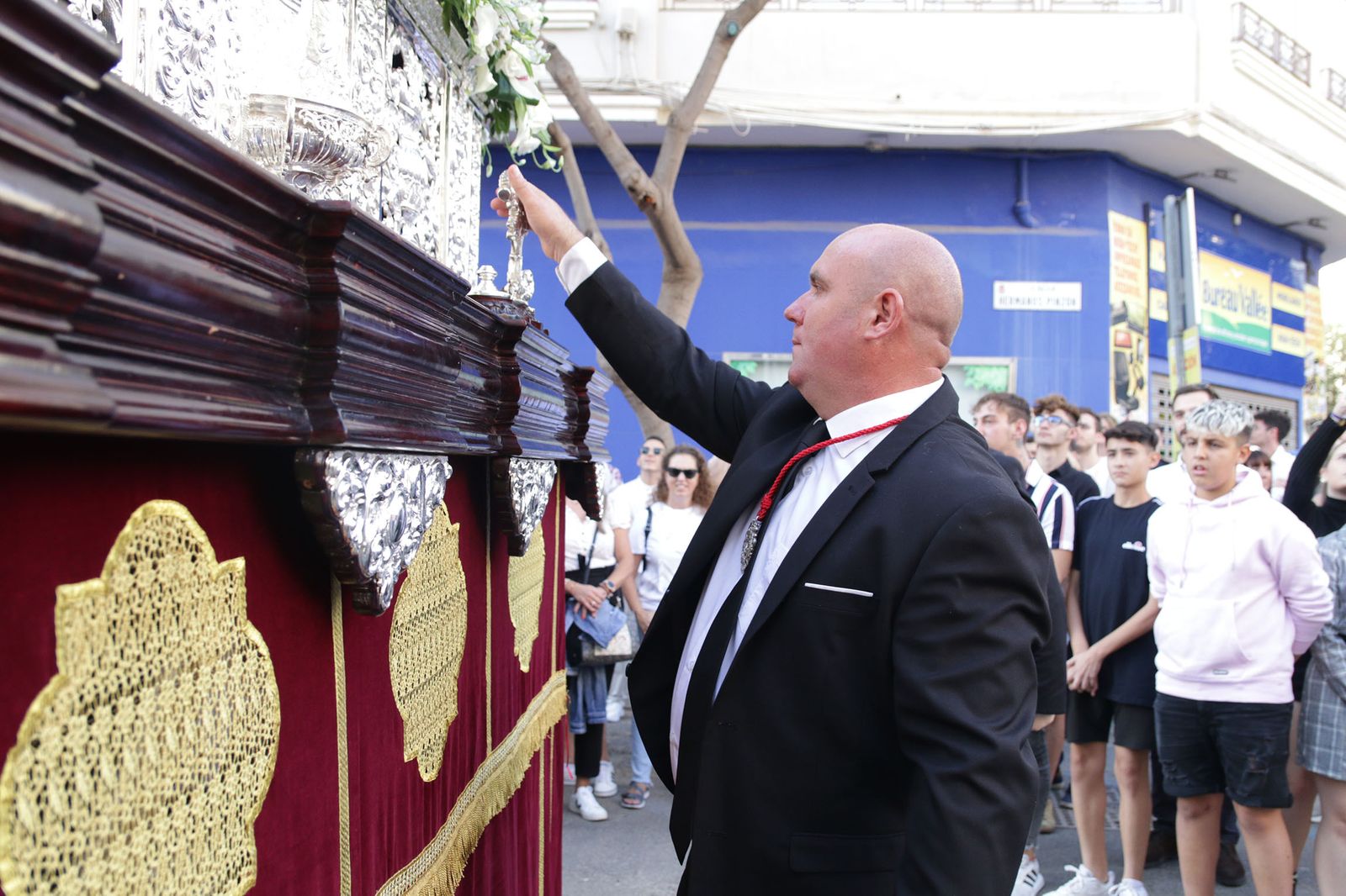 Imágenes de La Magna por las calles de Almería