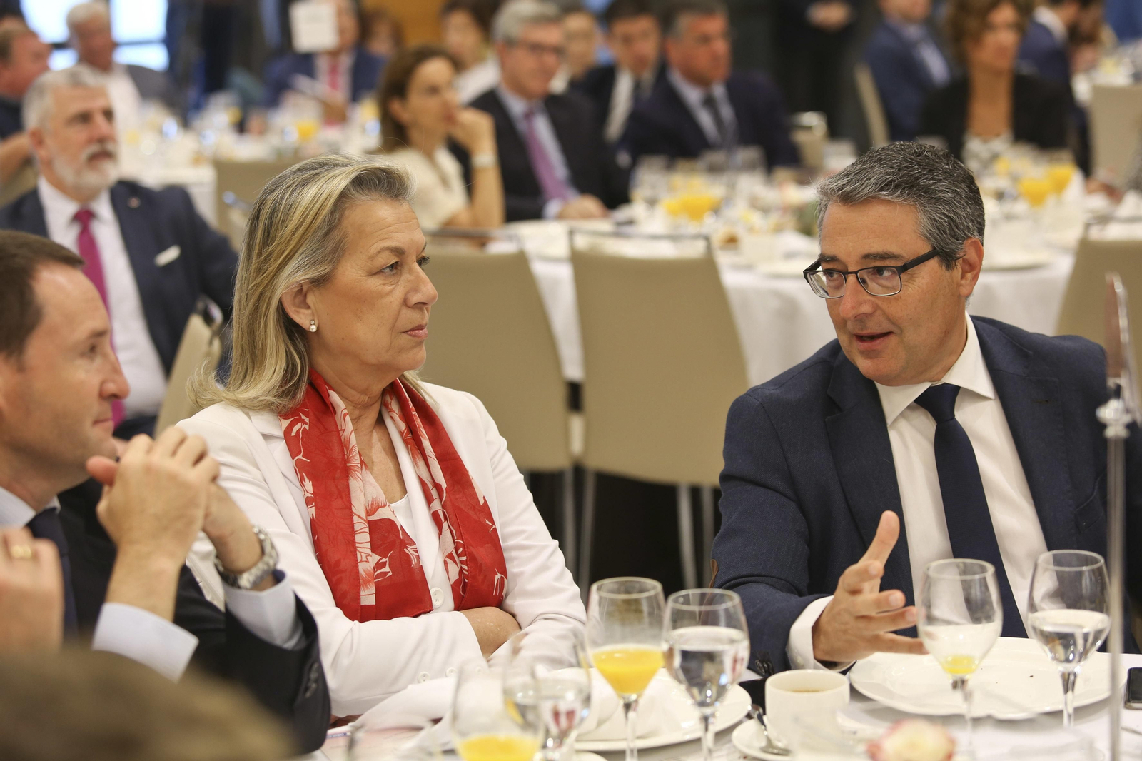 Las imágenes del desayuno-coloquio con Isabel García Tejerina