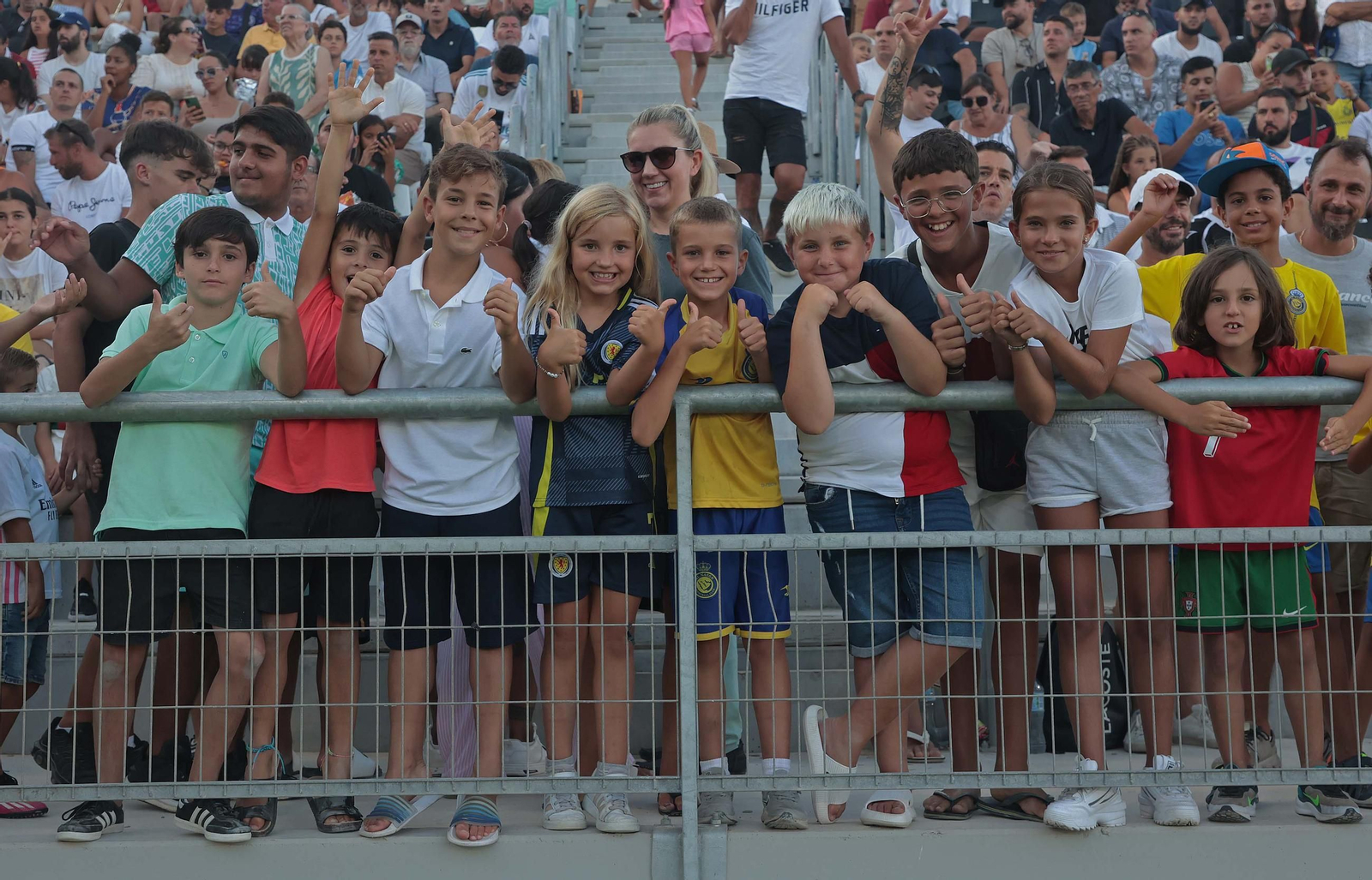 Búscate durante el Granada - Al Nassr en el Ciudad de La Línea