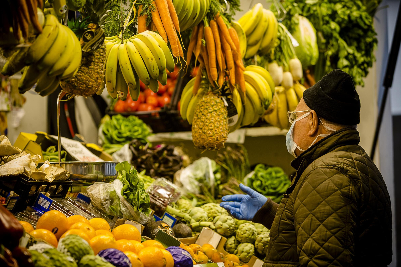 Un cliente en una frutería del mercado central
