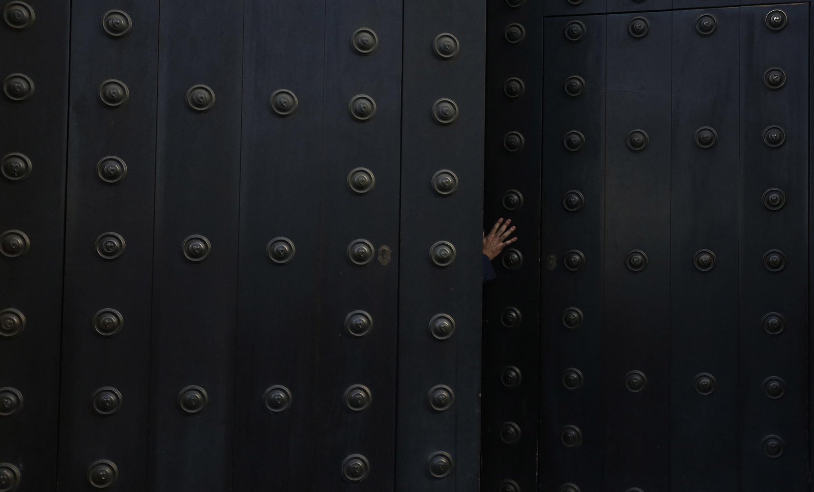 Las imágenes del Vía Crucis de las Cofradías de Sevilla con el Cristo de la Conversión de Montserrat