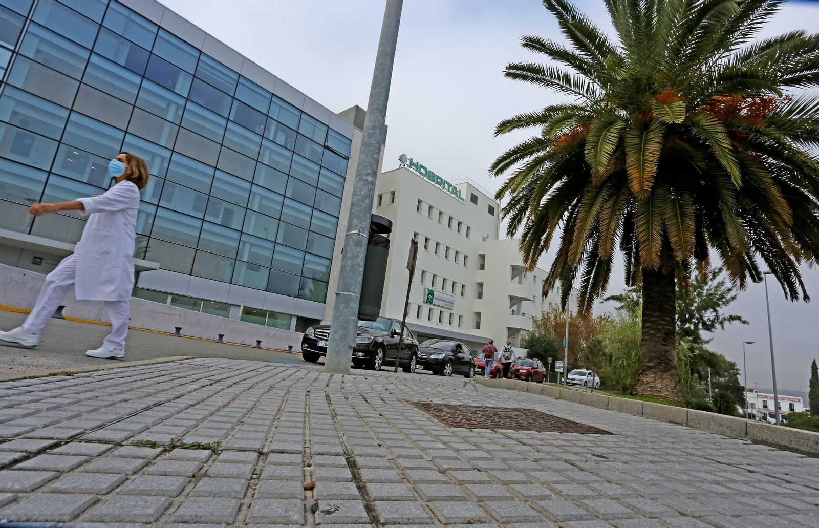 Una sanitaria, frente al hospital de Jerez.