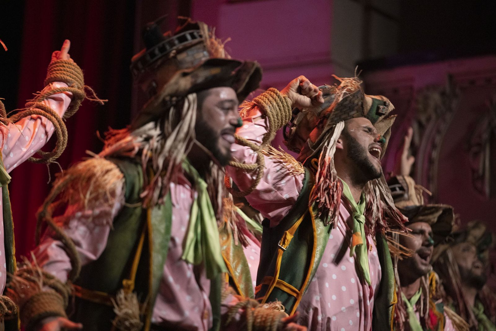 Imágenes de la actuación de la comparsa de Punta Umbría 'Los desataos' en el Carnaval Colombino