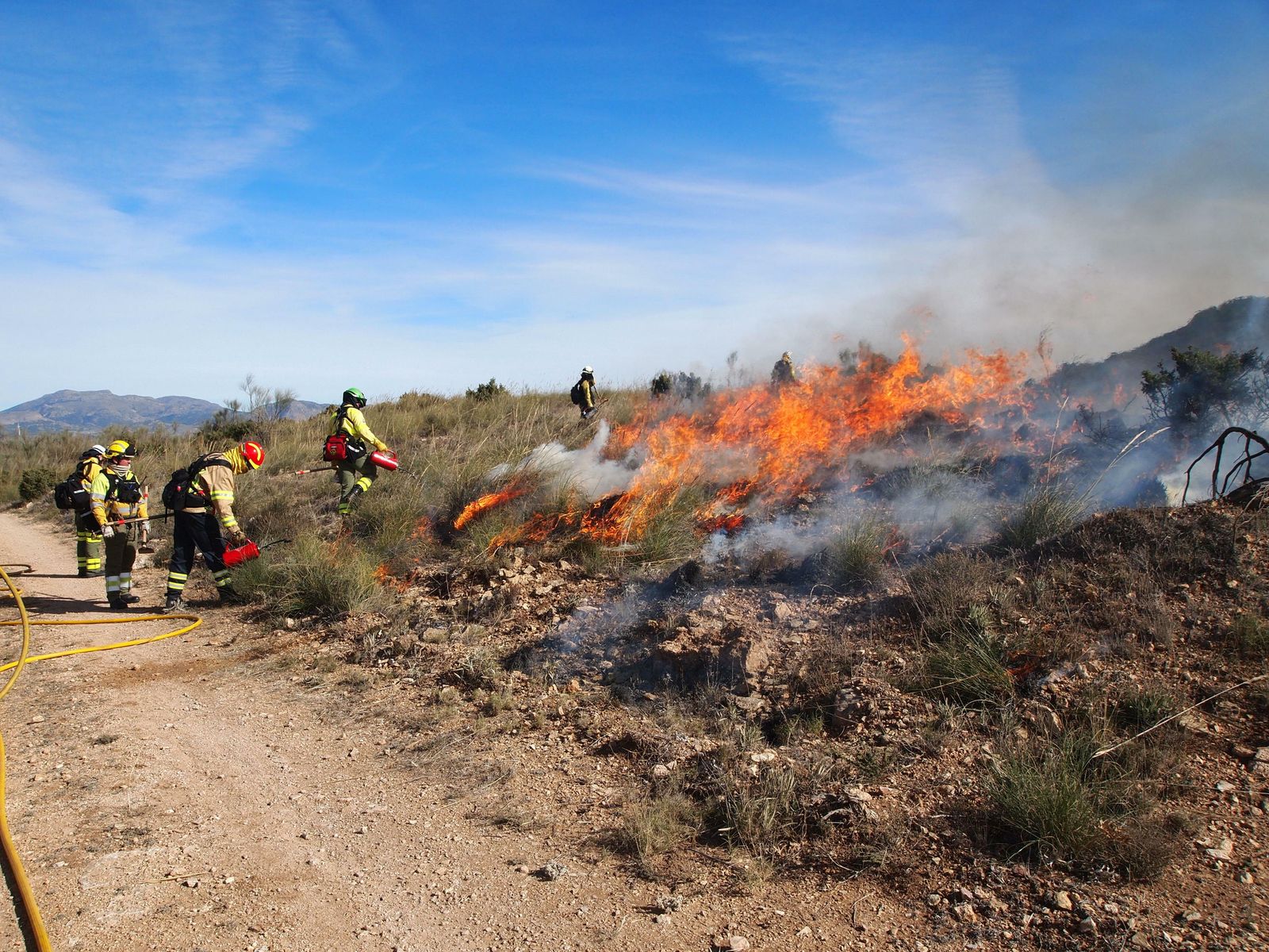 Efectivos del Infoca durante la quema prescrita en la Sierra de los Filabres