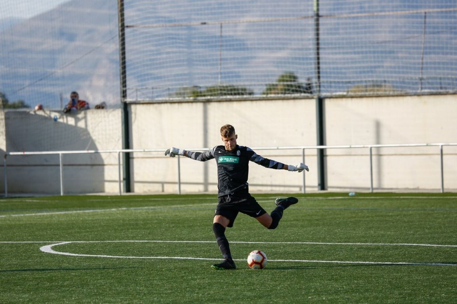 Ángel Jiménez saca en largo.
