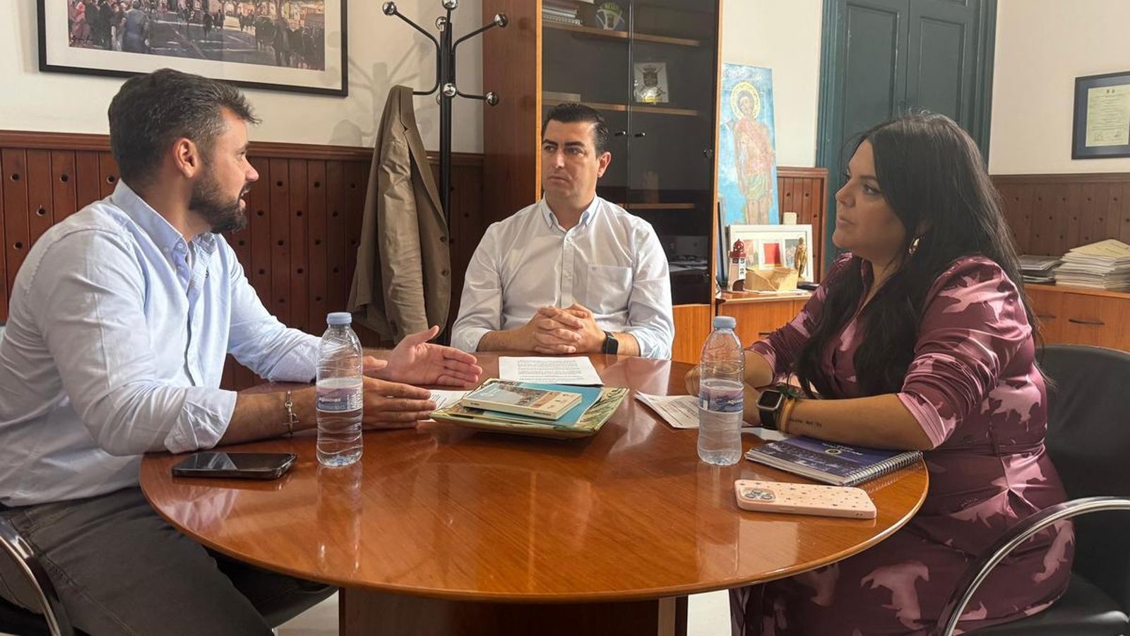 El alcalde nijareño José Francisco Garrido y la edil Mónica Morales, reunidos con el parlamentario José Ricardo García