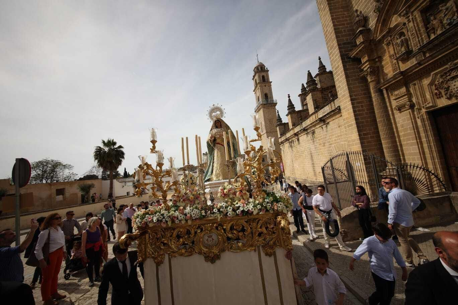 Las imágenes de la salida procesional de la hermandad del Resucitado.
