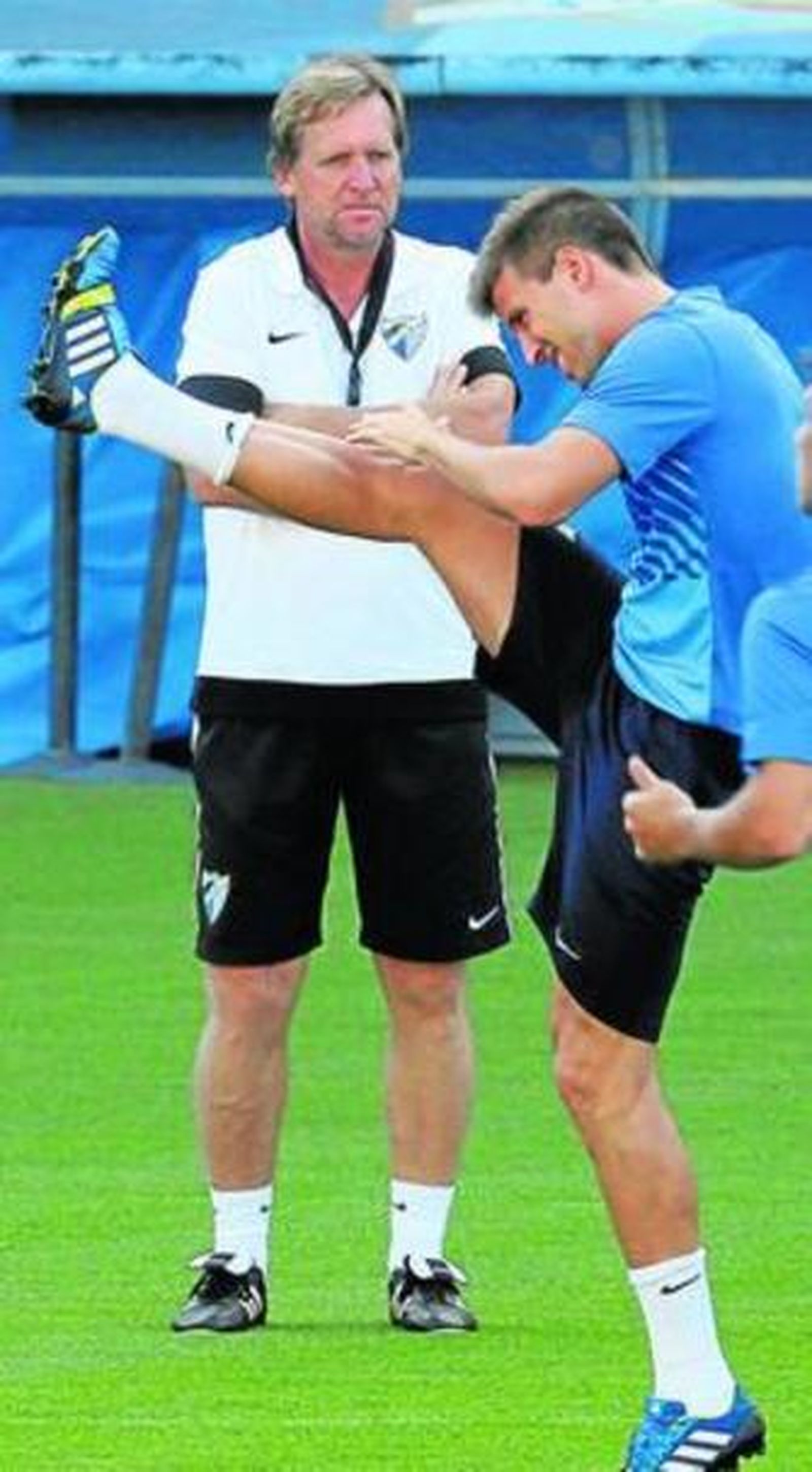 Schuster observa un entrenamiento.