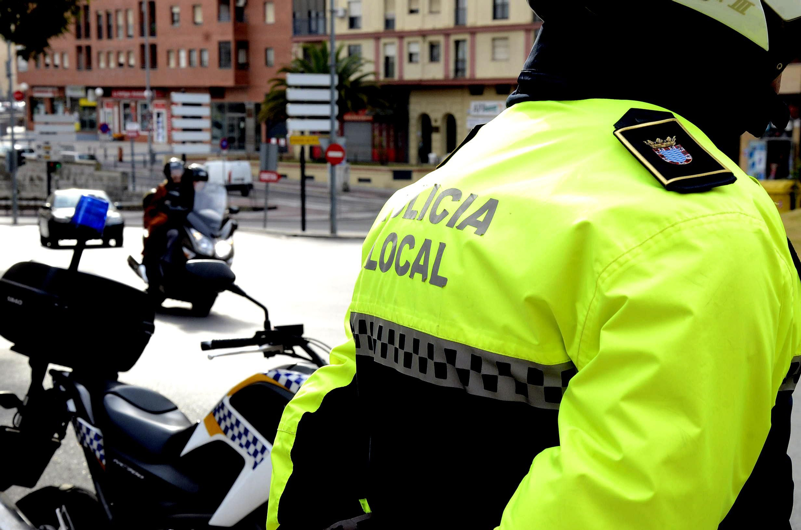 Un Policía Local realiza labores de vigilancia a la altura del Minotauro. Un Policía Local realiza labores de vigilancia a la altura del Minotauro.