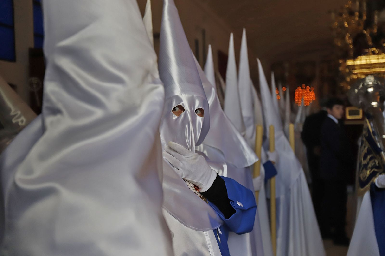 La Hermandad de la Sagrada Lanzada hace su estación de penitencia por las calles de Huelva