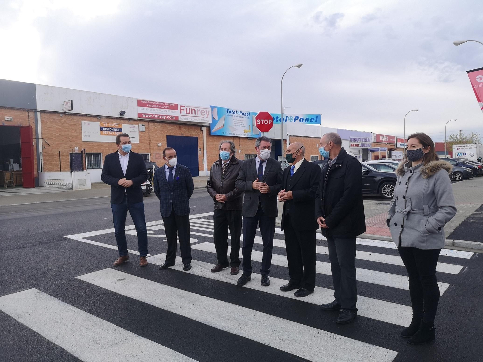 Juan Espadas durante su recorrido por el Parque Empresarial Store.