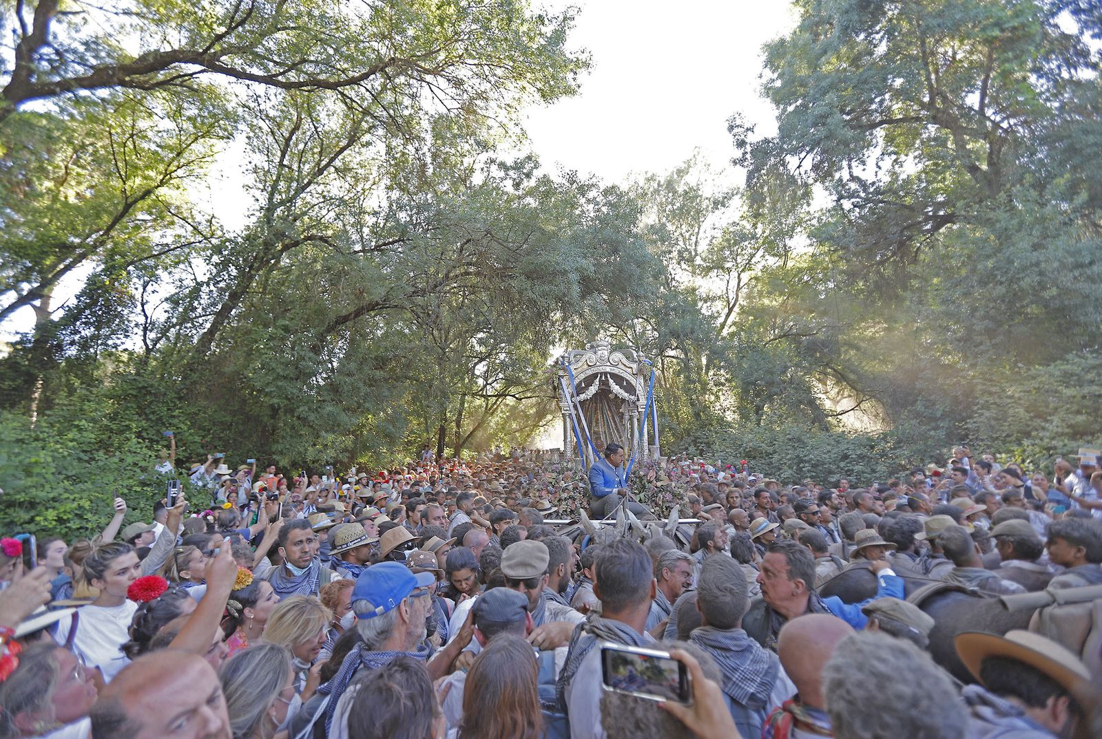 Imágenes de la Hermandad de Huelva a su paso por El Charco