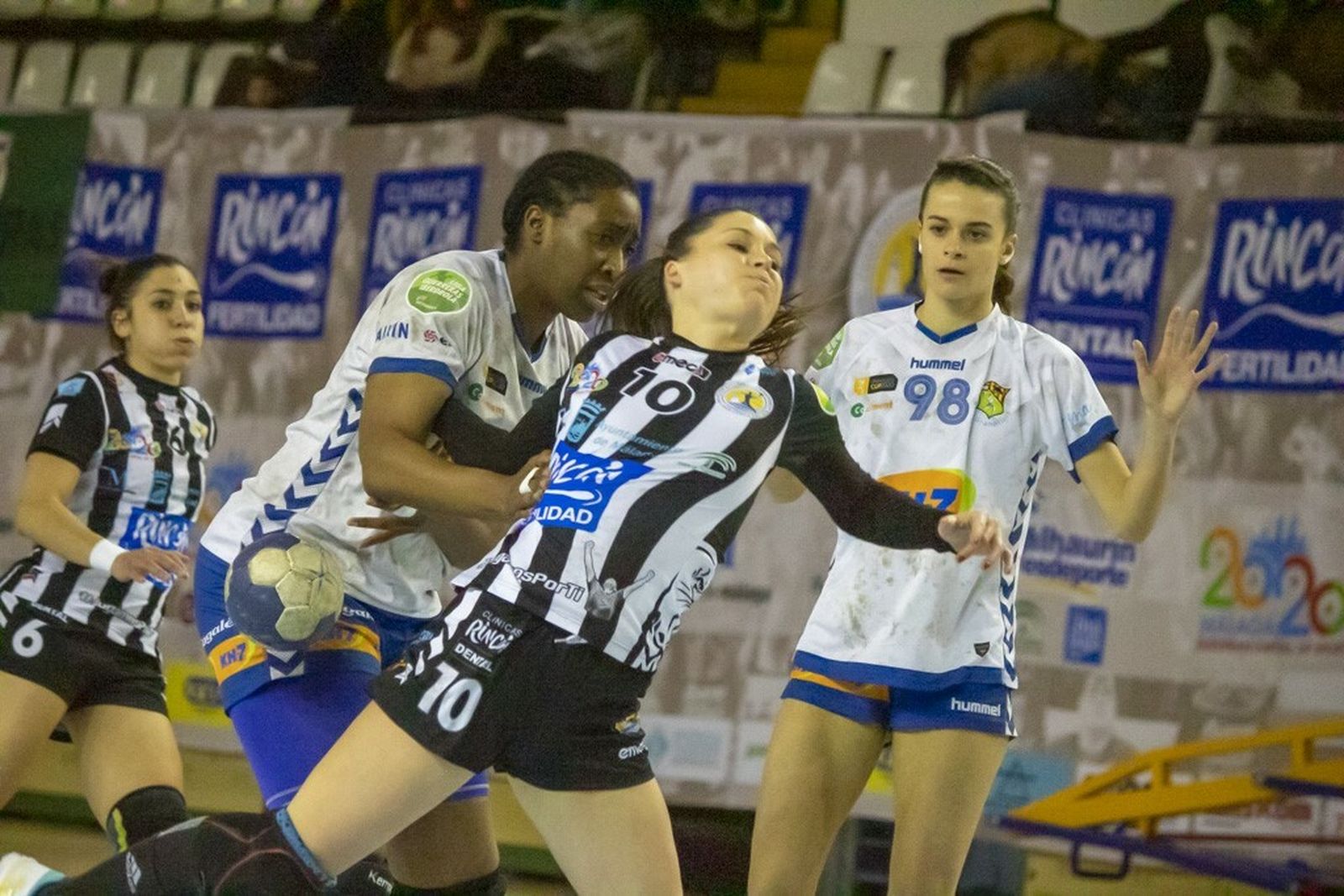 Sole López, frenada por una rival.