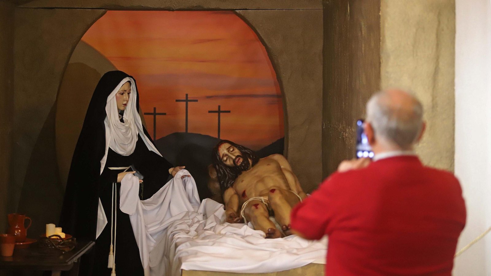 Fotos del Viernes Santo en Algeciras: Mortaja, Misericordia y Santo Entierro