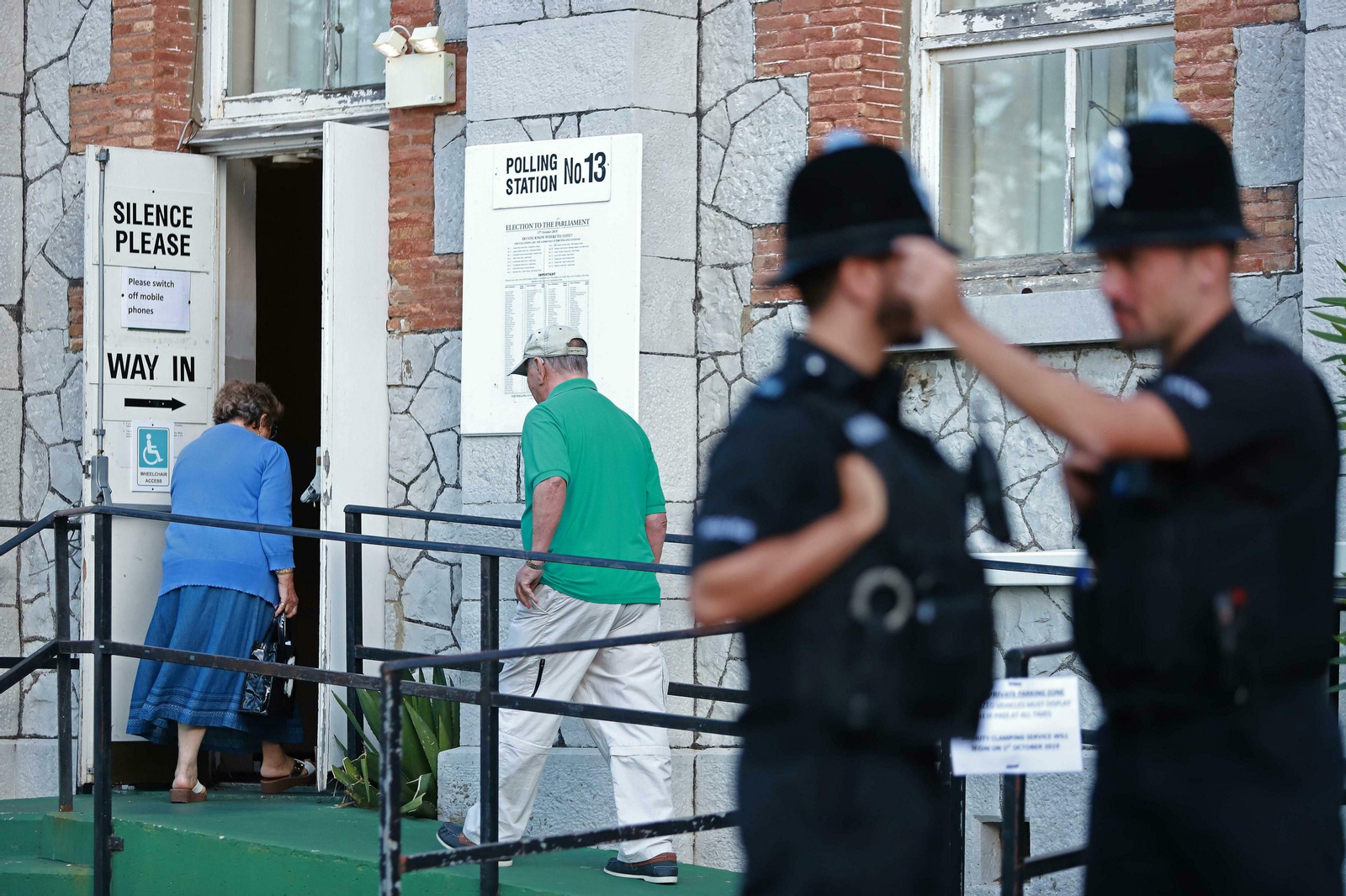 Dos personas se disponen a entrar en una oficina electoral de Gibraltar este jueves.