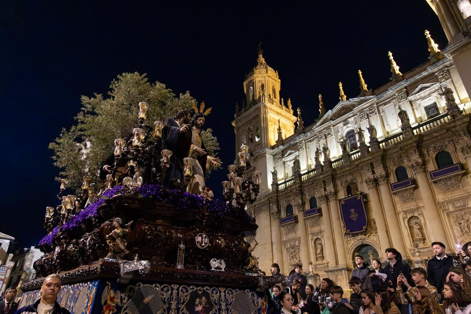 Los jiennenses se entregan a una tarde de Amor, Perdón y Esperanza.