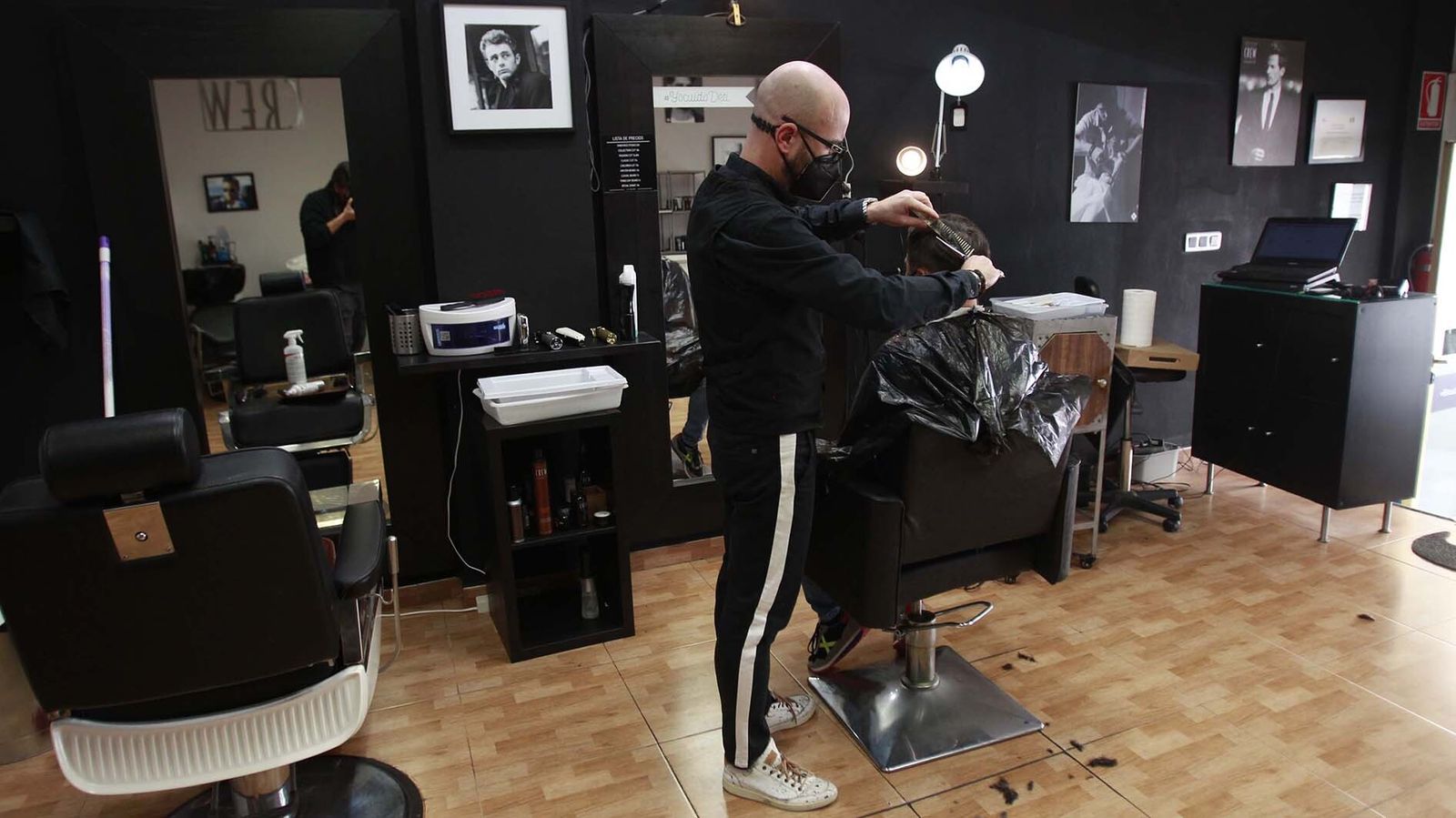 Las fotos de la protesta del sector de las peluquerías en Algeciras para exigir una bajada del IVA