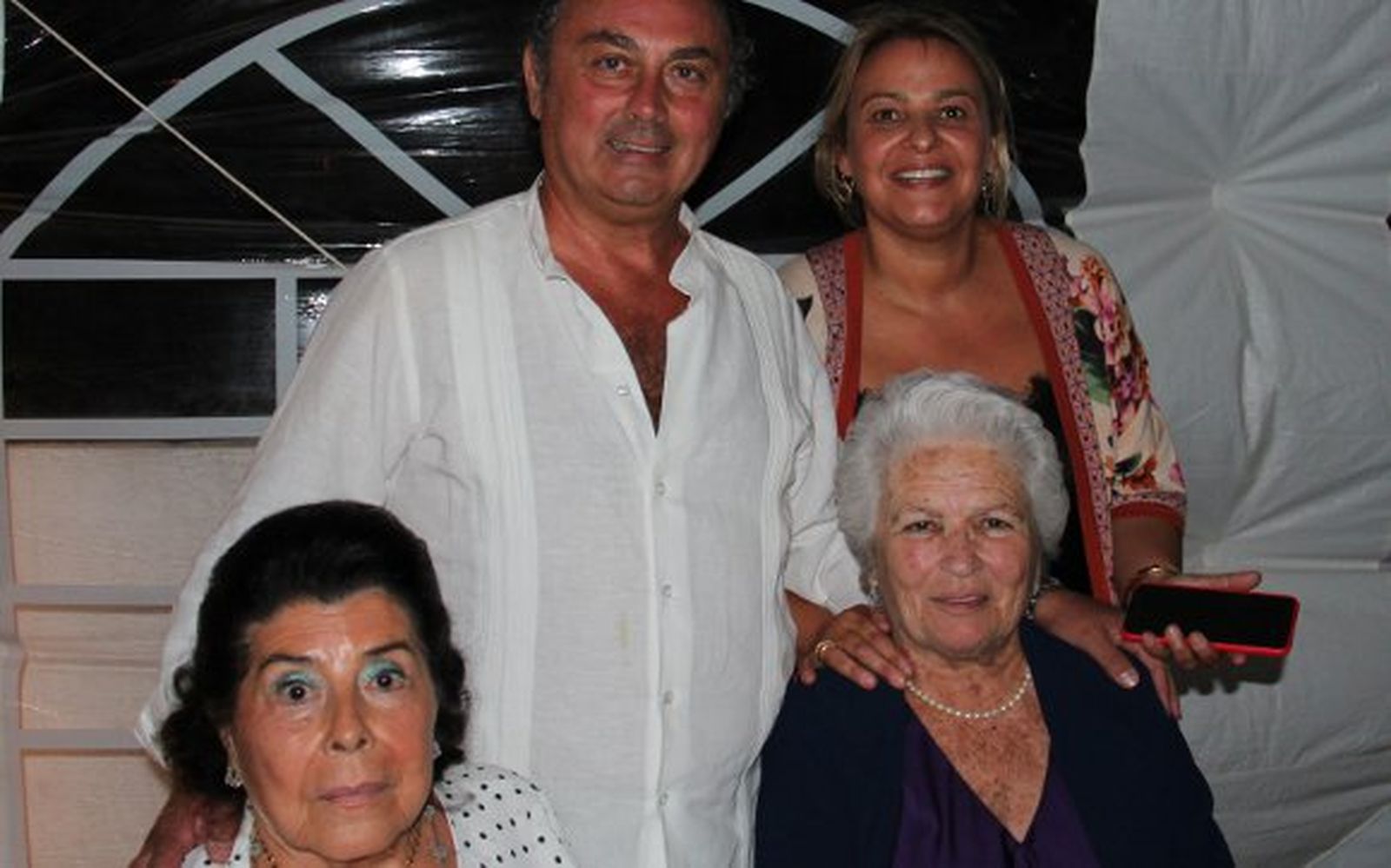 Ángel Carrero con su madre Rosa Vázquez, su mujer Pilar Rodríguez-Brioso y su tía Gloria.

Foto: Ignacio Casas de Ciria
