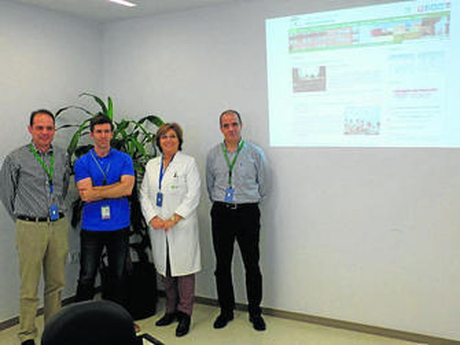 La gerente con miembros del departamento informático que han hecho posible la nueva página web.