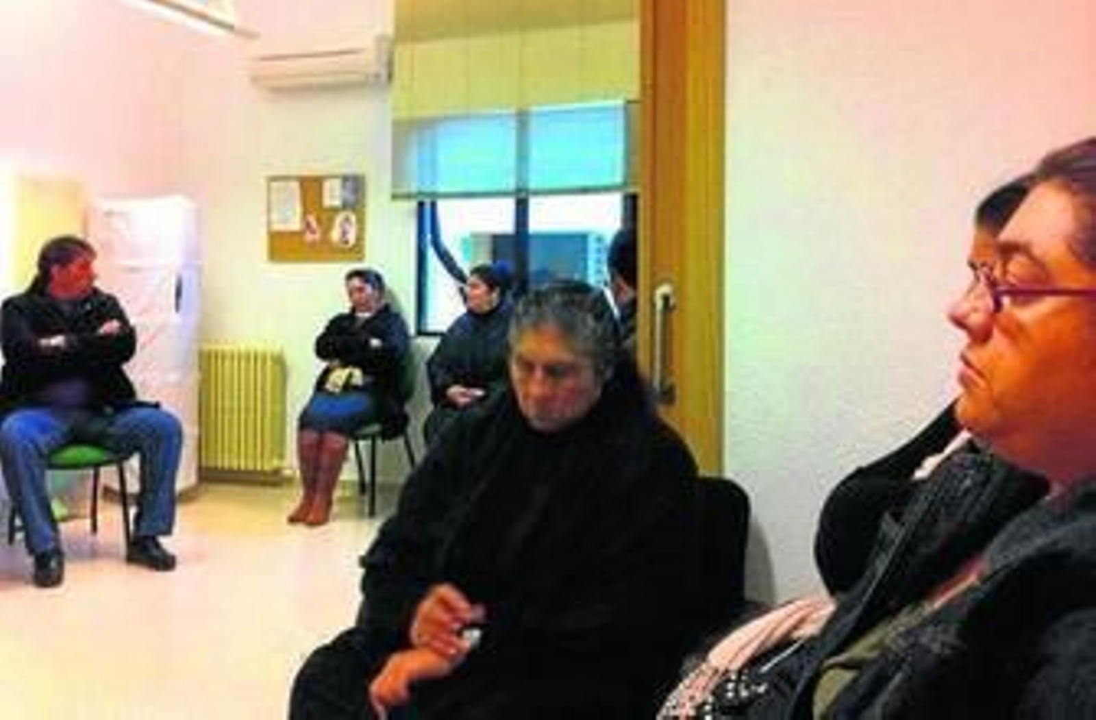 Irene Suárez y Juan José Cortés, los padres de Mari Luz, marchándose del Palacio de Justicia de Huelva, en la mañana de ayer.