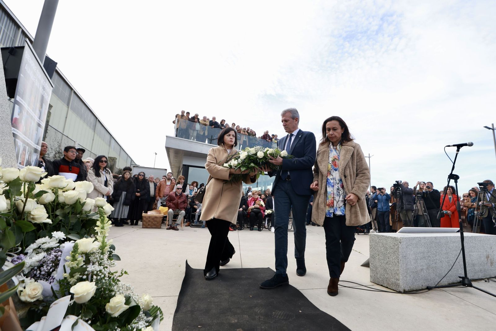El candidato del PP a la Xunta, Alfonso Rueda, en un homenaje ayer al naufragio del ‘Villa de Pitanxo’, en el que participaron los demás candidatos.