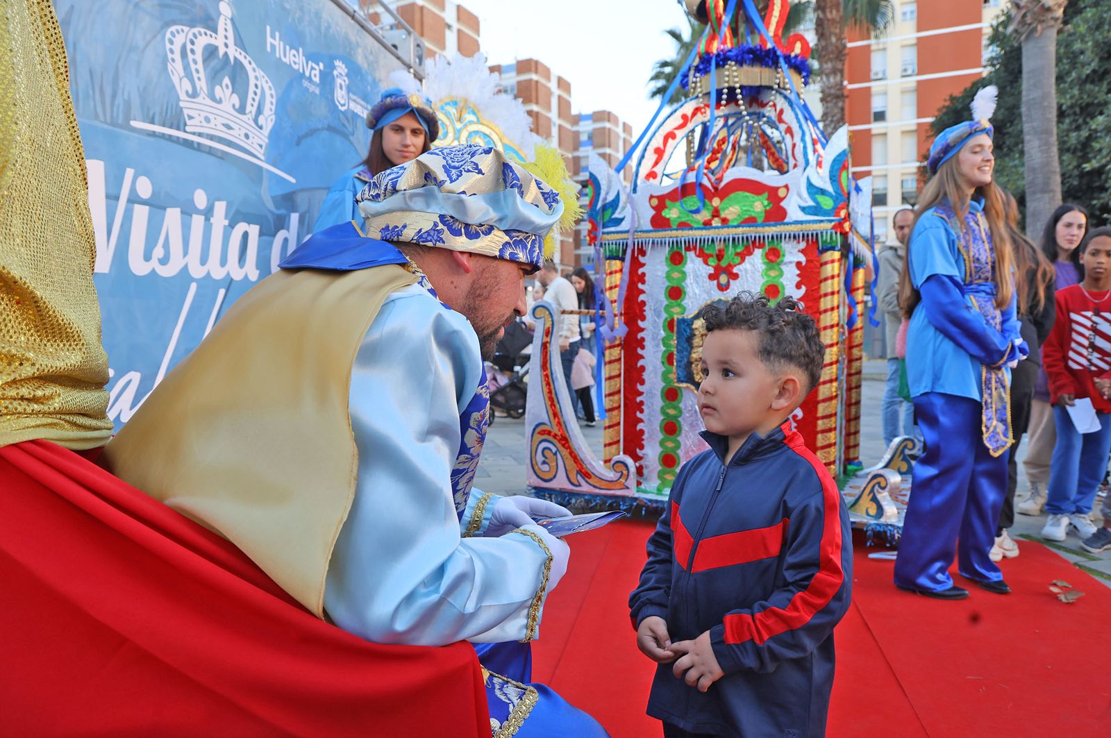 Imágenes del paje Real de SSMM los Reyes Magos recogiendo las cartas de los niños y niñas de Huelva en la plaza Houston