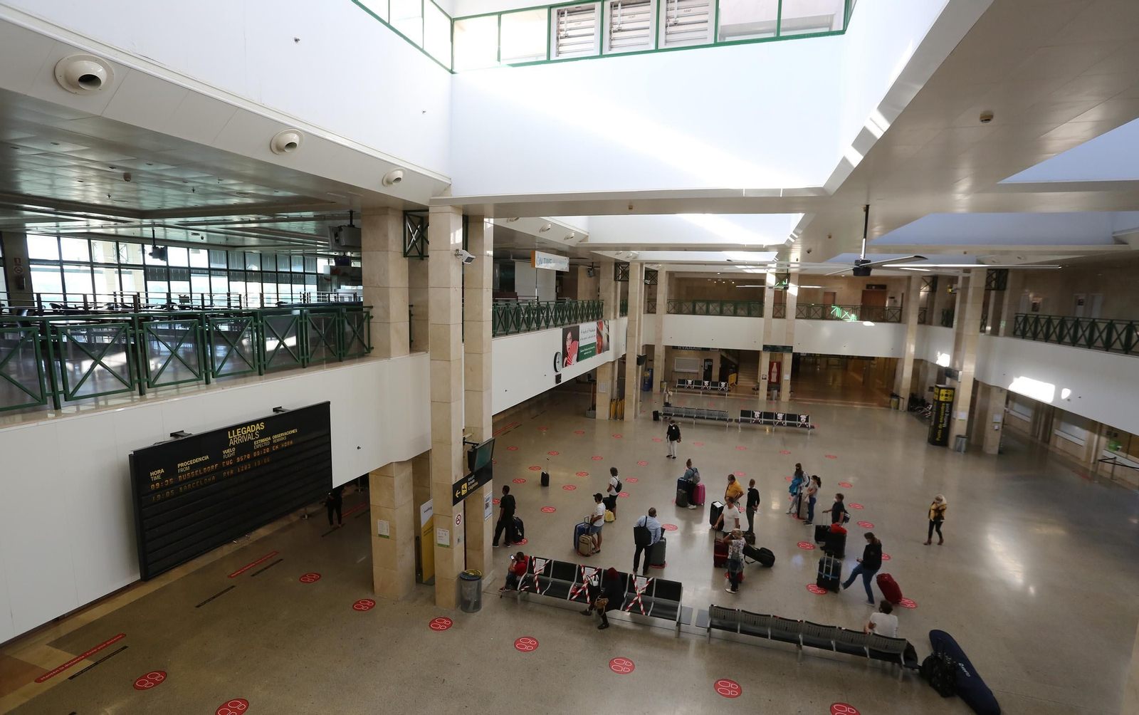 Imagen de la terminal de salidas del aeropuerto de Jerez con escasos pasajeros.