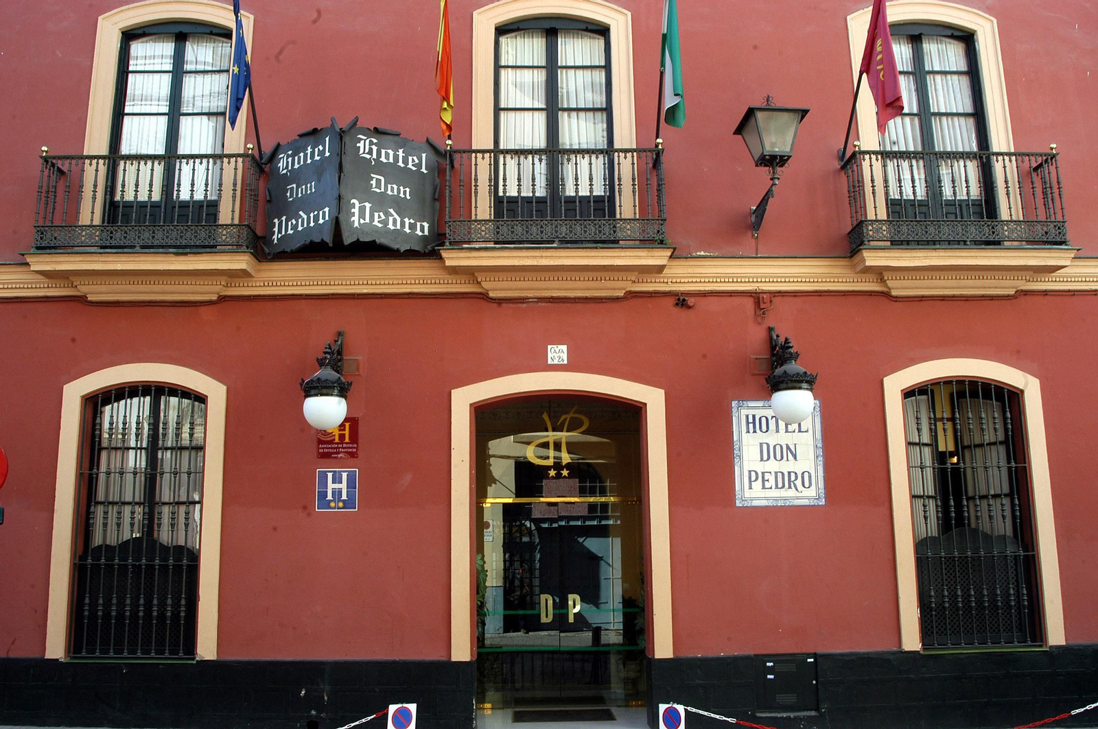 El hotel Don Pedro de Sevilla en la calle Gerona, junto al Rinconcillo.