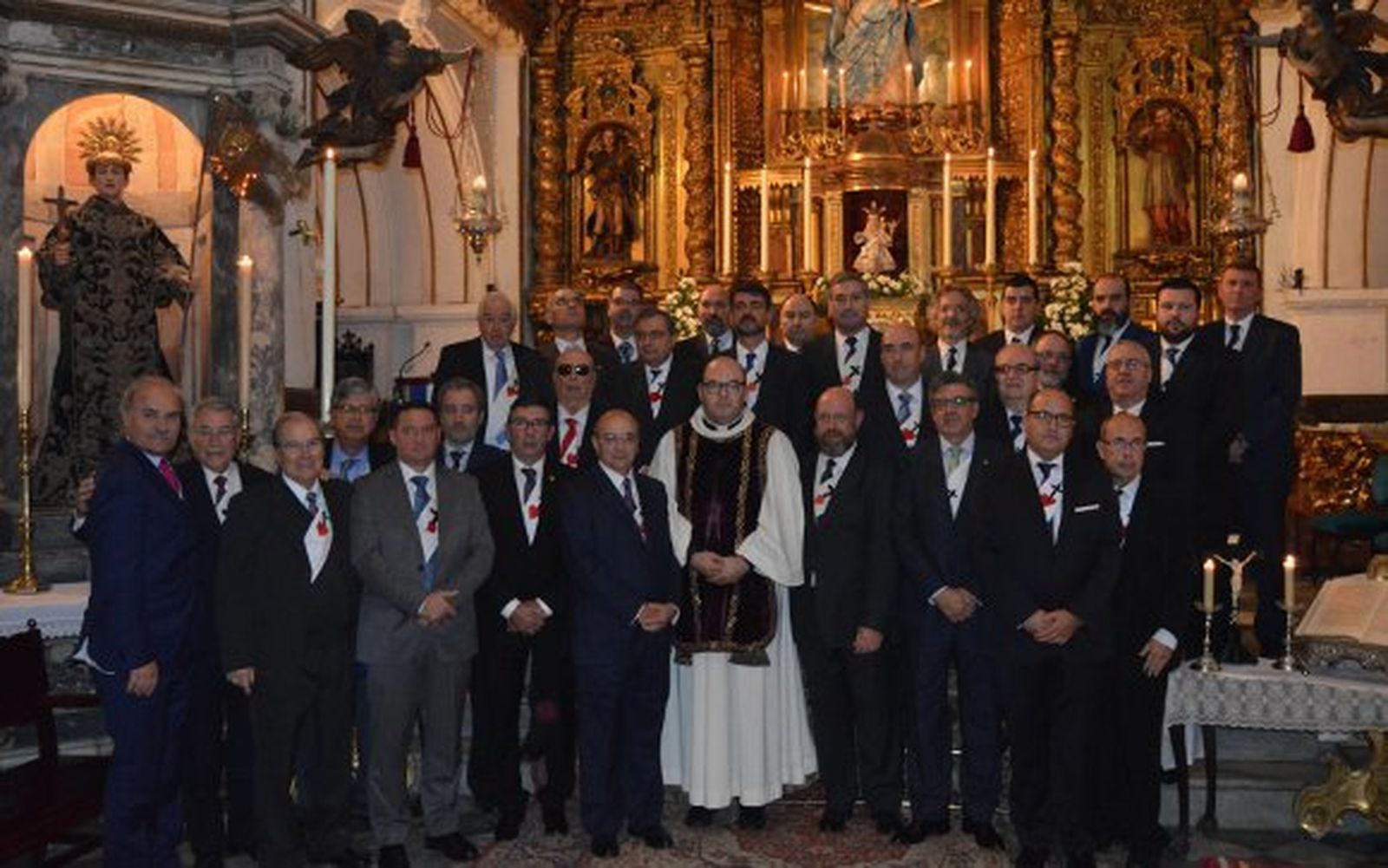 El grupo de hermanos de la Santa Caridad, con el padre Alfonso Gutiérez Estudillo, tras finalizar toma de posesión del nuevo cabildo de gobierno de la Santa Caridad.

Foto: Ignacio Casas de Ciria
