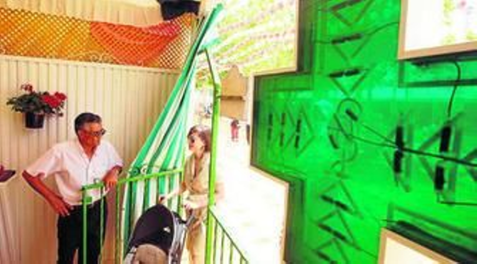 La Rebotica, señalizada con la típica cruz verde, continúa donde se fundó.  Todos los farmacéuticos y estudiantes de Farmacia pasan tarde o temprano por esta caseta.