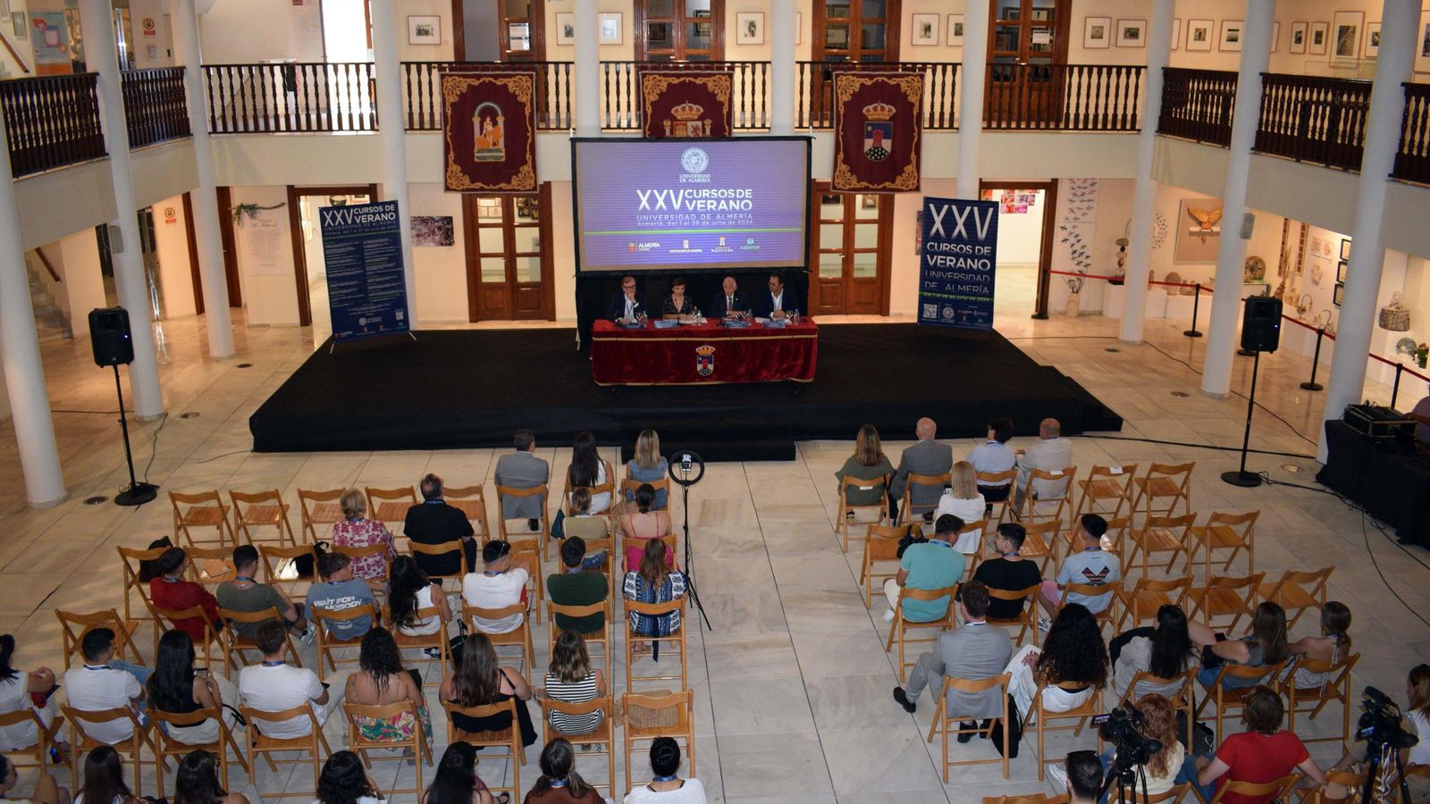 El Castillo de Santa Ana ha sido escenario una vez más de la puesta de largo de los Cursos de Verano de la UAL.