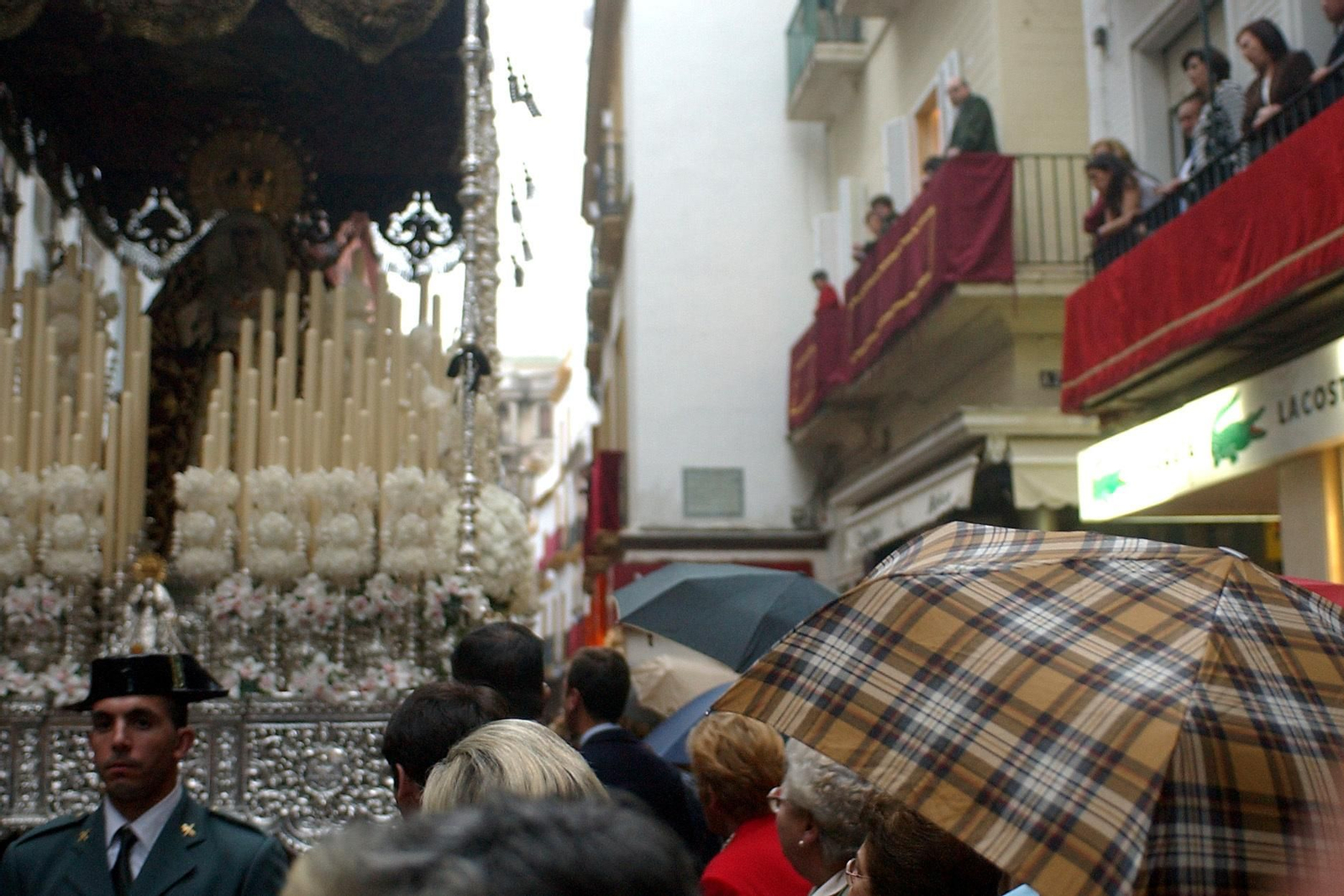 Paraguas en un Lunes Santo lluvioso.
