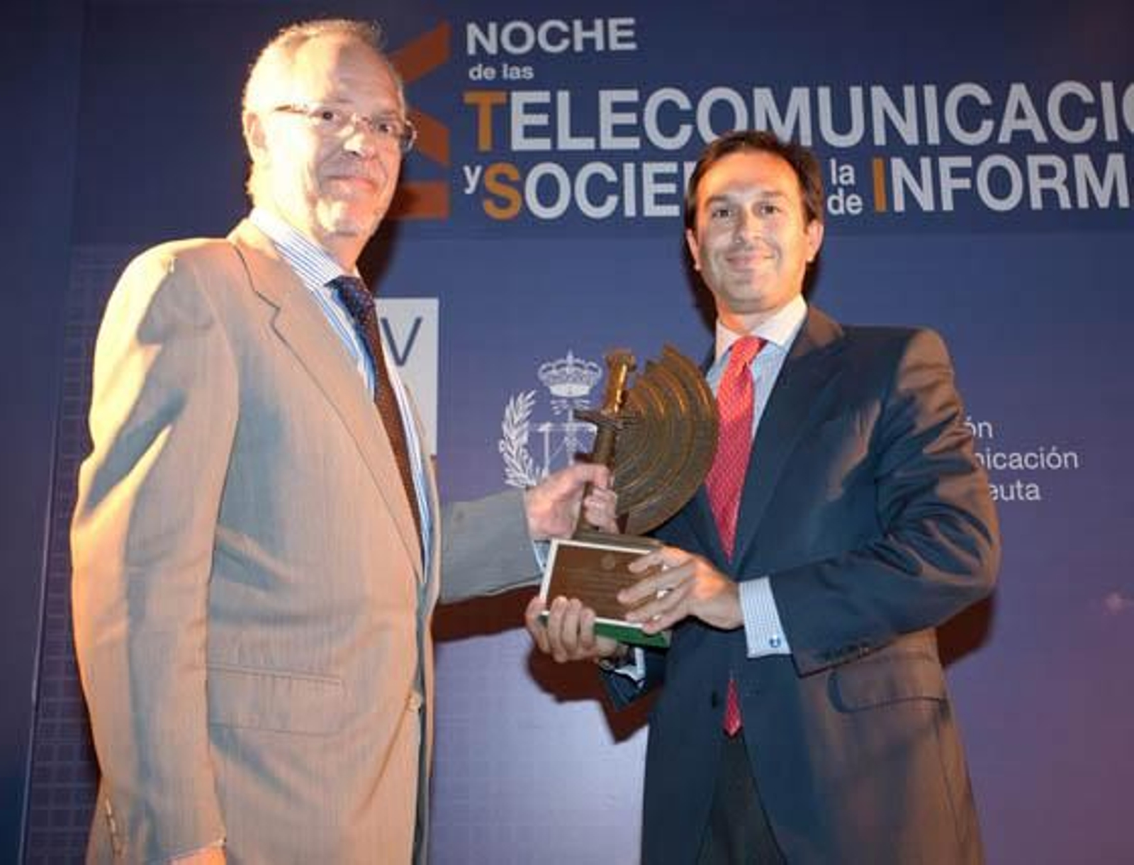 Juan María González, secretario general de Innovación y SI, recoge el premio a la Excelencia Empresarial otorgado a la Junta de Andalucía de manos de Eugenio Fontán, decano del COIT.