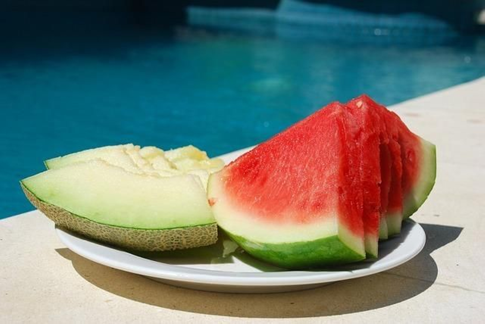 Las frutas ricas en aguas ayudan a diluir la sangre y favorecen la elasticidad de las venas.