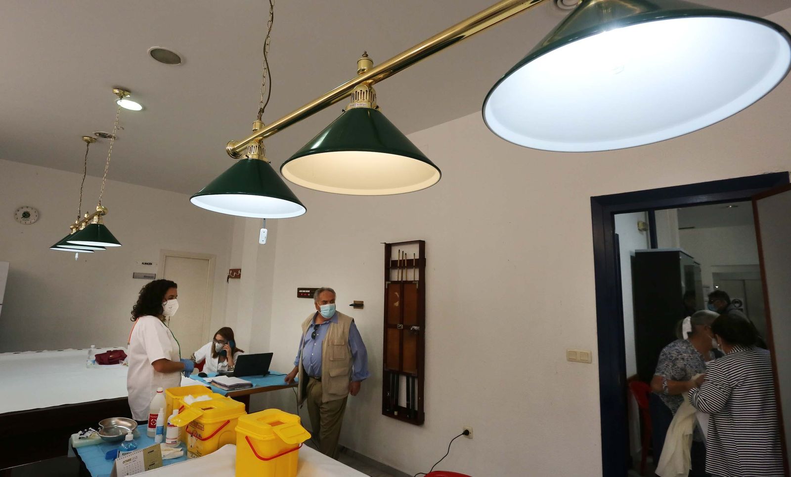 Vacunaciones en el centro de mayores de las Angustias de Jerez contra la gripe,Covid y neumonía