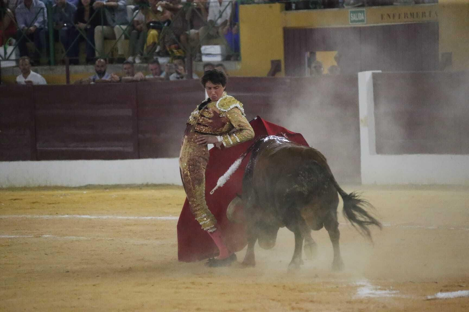Escalofriante pase cambiado por la espalda de Andrés Roca Rey ante el sexto.