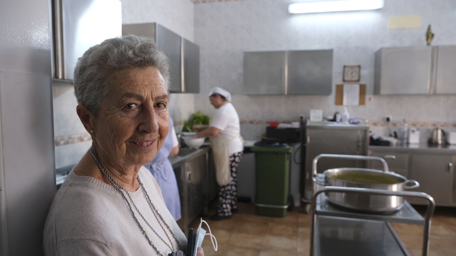 Mari Ángeles, la Madre Superiora, en la cocina junto a María y María del Carmen.