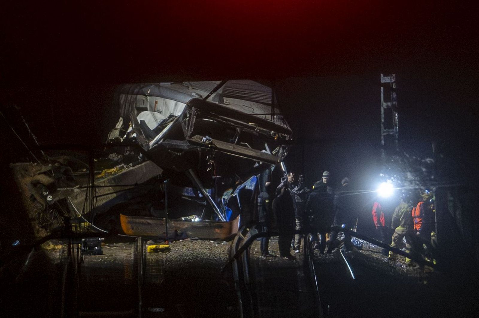 Los servicios de emergencias junto al tren accidentado entre Gelida y Sant Sadurní d'Anoia.