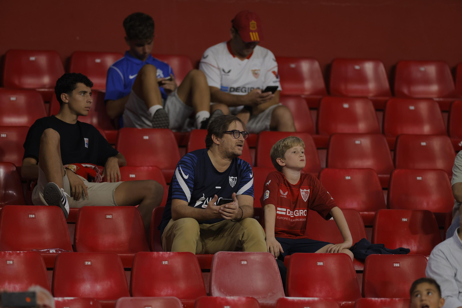 Búscate en las fotos del Sevilla-Rayo