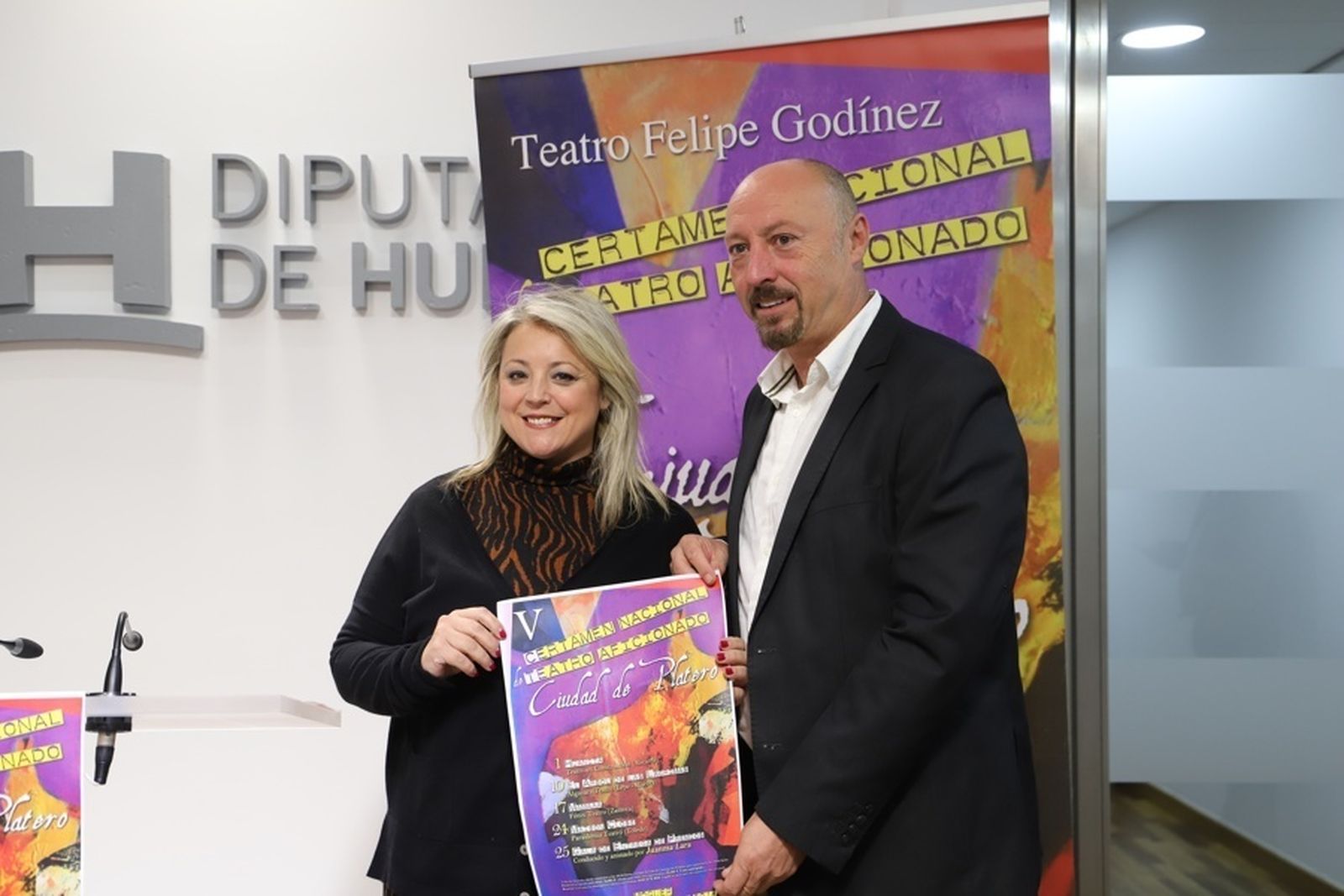 La concejala de Cultura, Lourdes Garrido, y el director del certamen, Juan Luis Ferrer, durante la presentación de ayer en la Diputación.