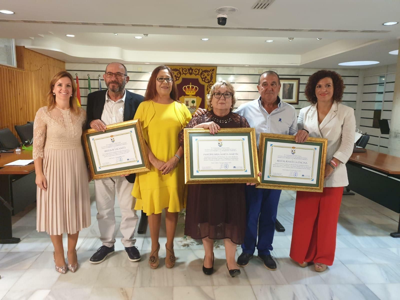 La alcaldesa de Punta Umbría con los galardonados.