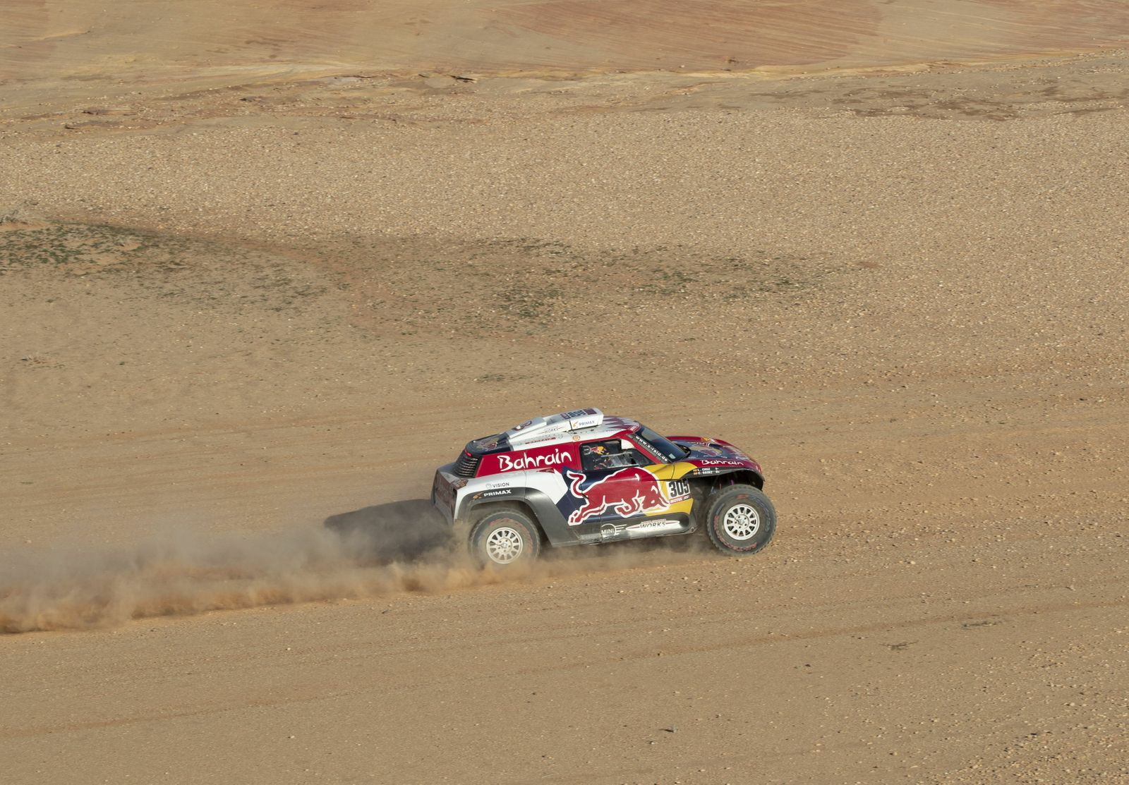 El mini de Carlos Sainz atravesando el desierto.