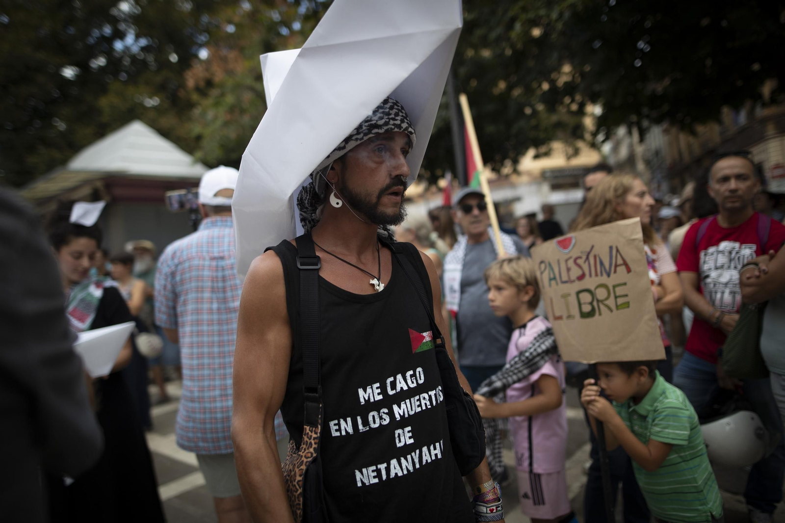 Fotos: 4.000 personas recorren el centro de Granada en una marcha contra la violencia en Gaza