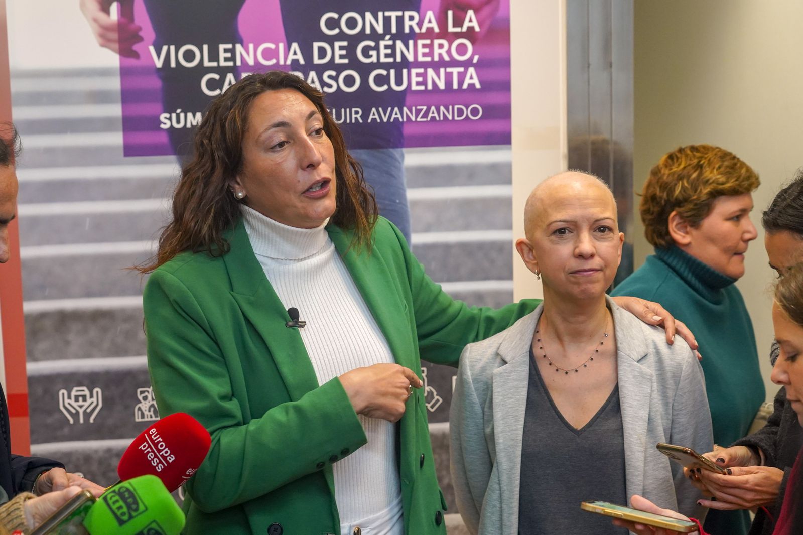 Loles López junto con la directora del IAM, Olga Carrión.