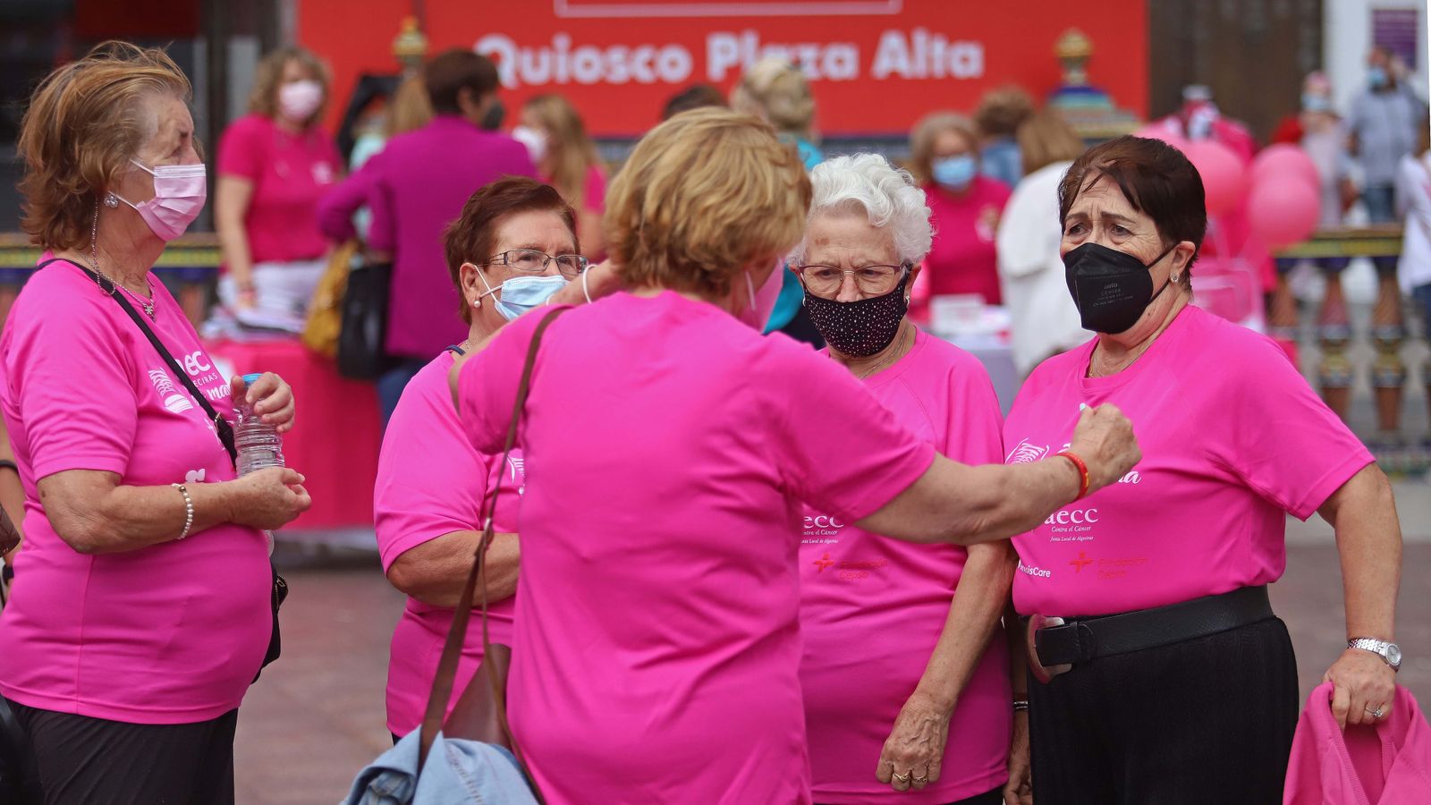Fotos de la celebración del Día Mundial Contra el Cáncer de Mama en Algeciras