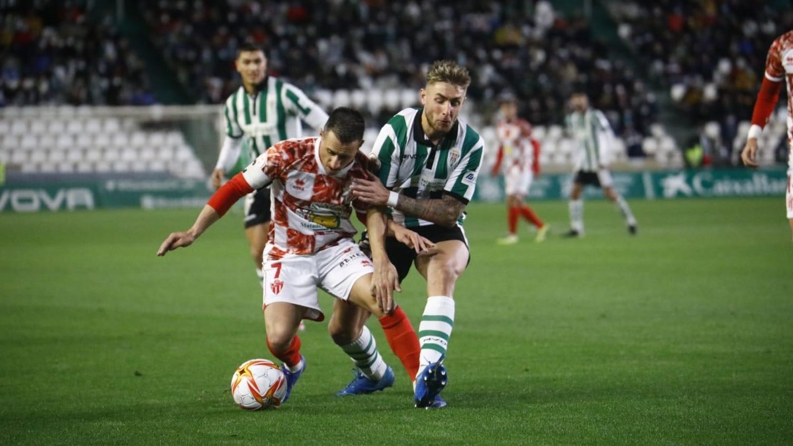 Casas pelea el balón con Piojo.