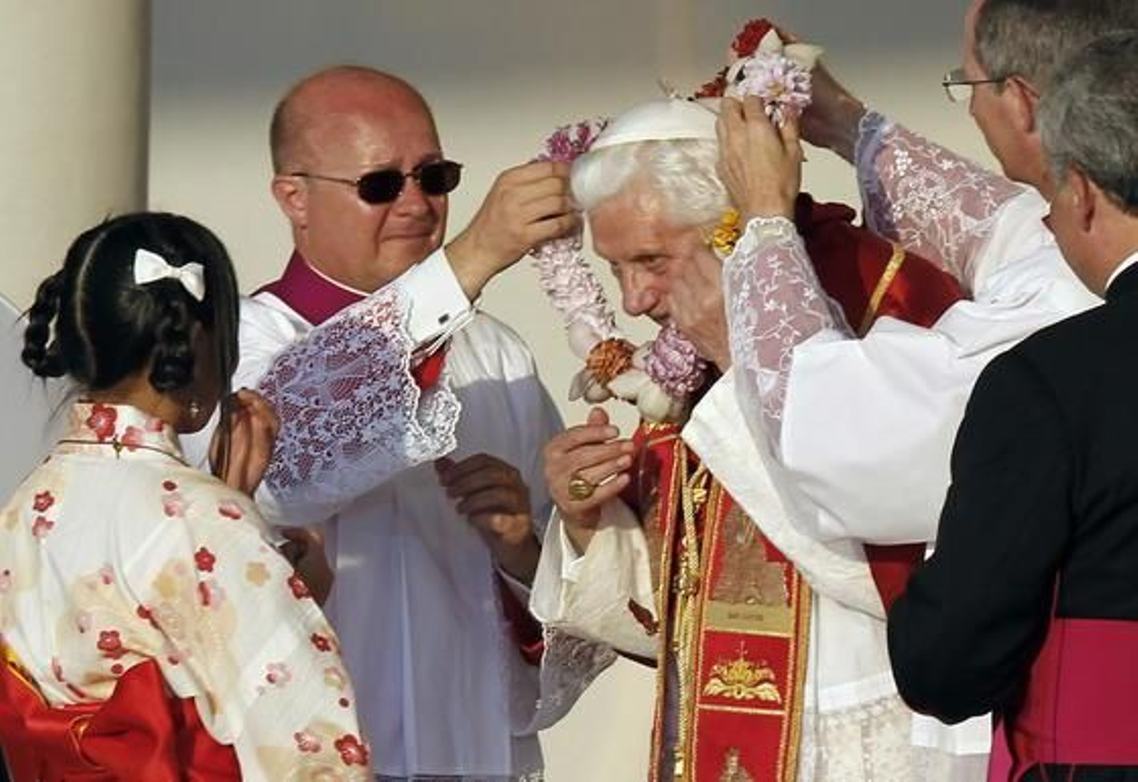 El Papa se dirige a los jóvenes en Cibeles.

Foto: EFE